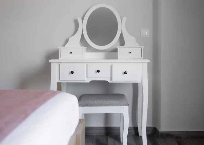 Sundial - Pool & Garden *