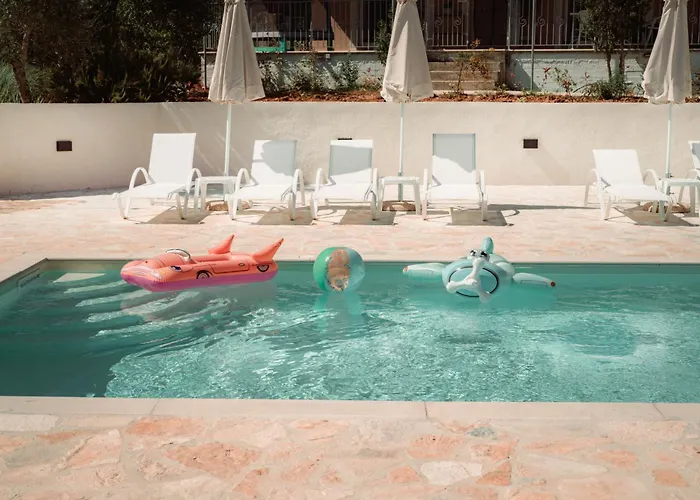 Sundial - Pool & Garden *